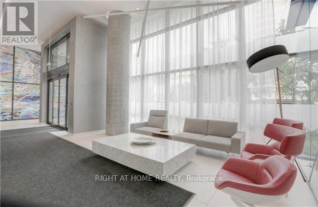 Building Photo - 185 Roehampton Ave