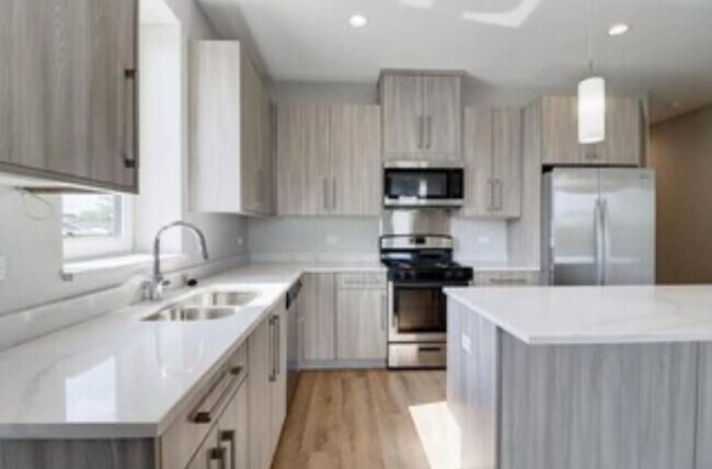 Foto del edificio - 6322 W Irving Park Rd