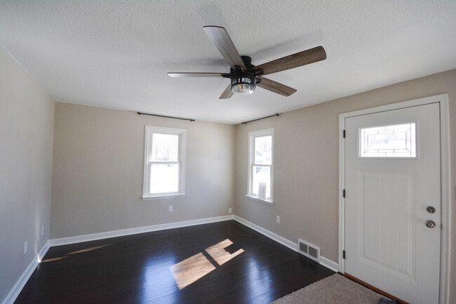 Building Photo - Cute home with modern updates!