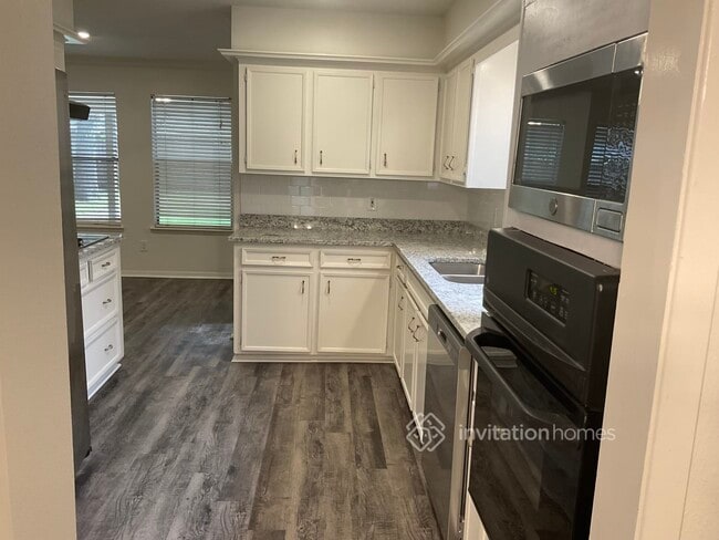 Building Photo - 4018 Pecan Knoll Dr