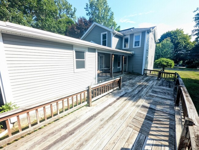Large Back Deck/Covered Porch - 6 Green St