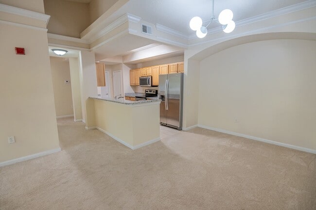 Beautiful 3 Bedroom, 2 Bath with Volume ceilings and Private Garage! - Beautiful 3 Bedroom, 2 Bath with Volume ceilings and Private Garage! Townhome