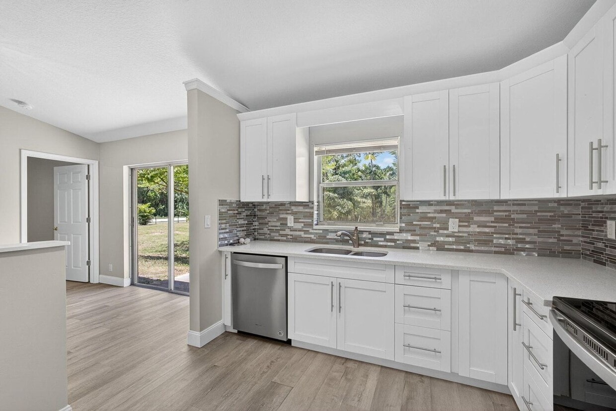 Foto principal - 16971 Mayfair Dr E