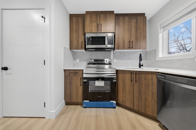 Photo du bâtiment - 8821-88122 122 Ave NW