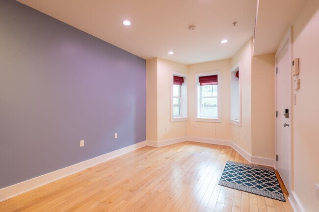 Foto del edificio - Lovely 1 BR + 1 Den/2 BA Condo in Mt Vernon Square!