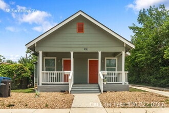 Building Photo - 931 W Rosewood Ave