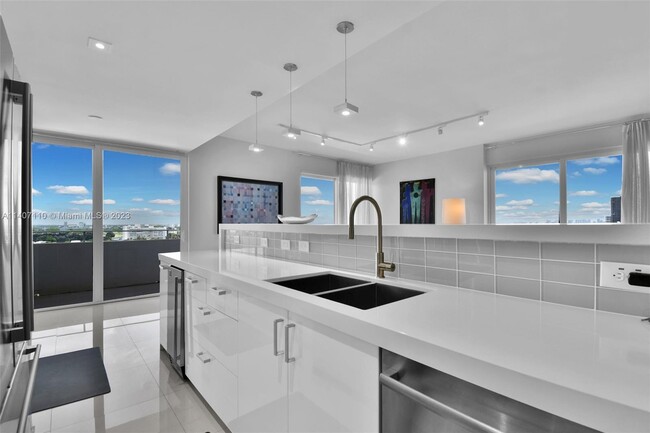 Foto del edificio - 9225 Collins Ave