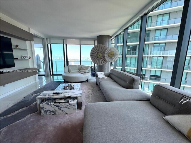 Foto del edificio - 650 NE 32nd St