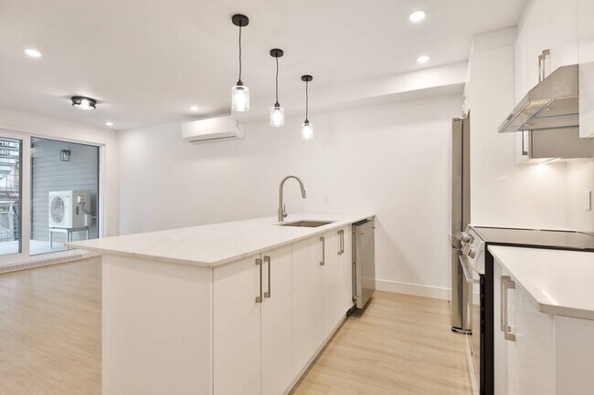 Building Photo - 141 Av. Duranceau