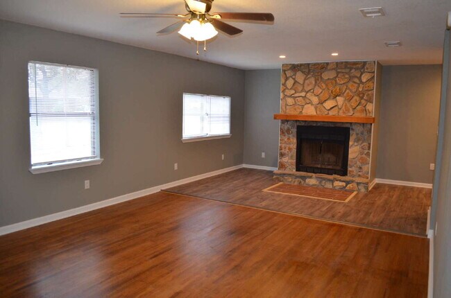 Foto del edificio - Beautiful corner lot home!