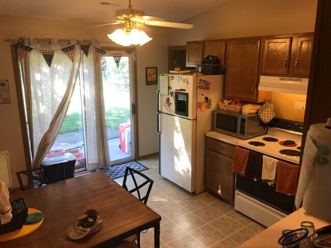 Building Photo - 3D Tour Available - Super Cute House with HUGE Fenced-in Yard! Available March 6th!