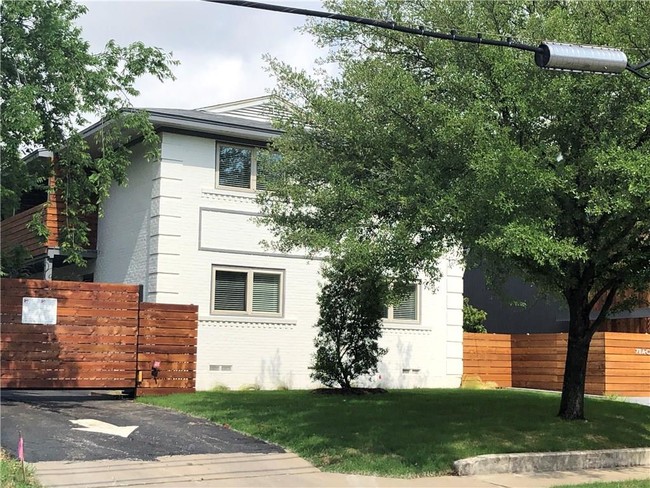 Building Photo - 711 N Beckley Ave
