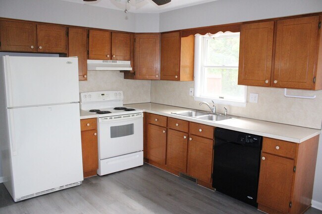 Foto del edificio - Two Bedroom Townhome with Attached Garage