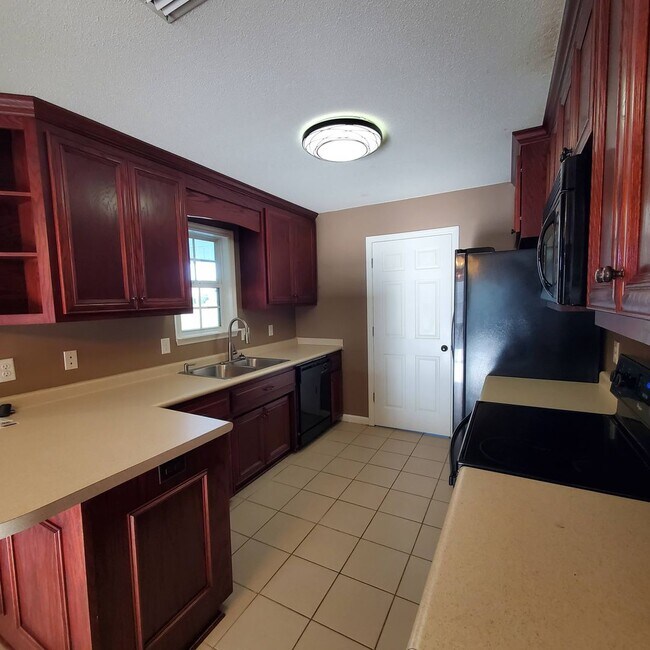 Foto del edificio - Tranquil Oasis: Spacious 4BR Home with Mod...