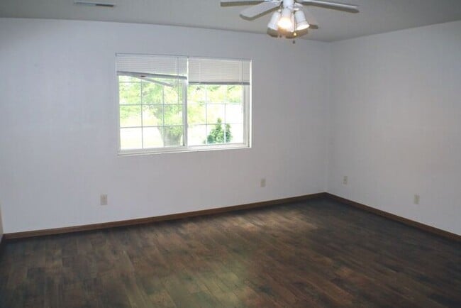 Foto del edificio - $1,095 | 2 Bedroom, 1 Bathroom 2nd Floor C...