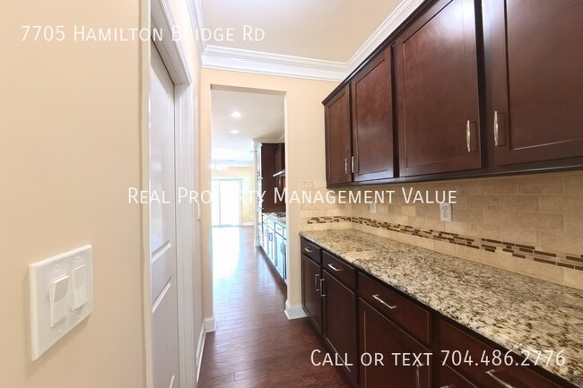 Foto del edificio - 7705 Hamilton Bridge Rd