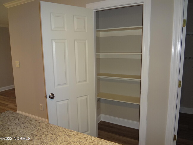 Building Photo - 205 S Pointe Dr