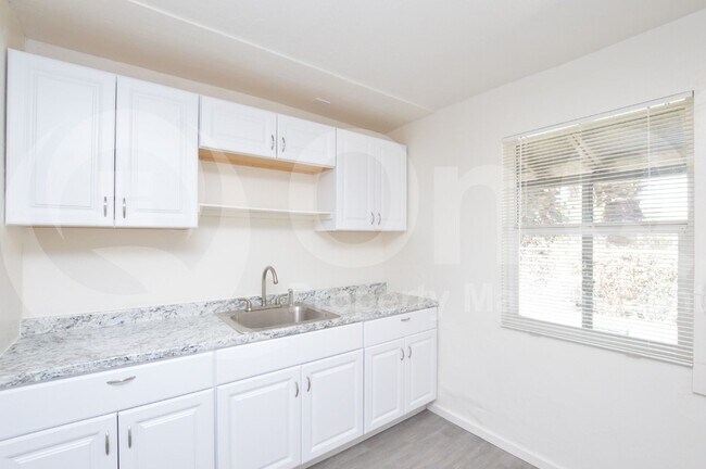 Foto del edificio - 7040 Grand Ave