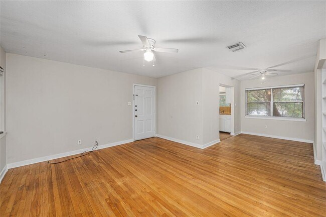 Foto del edificio - 4018 Blue Bonnet Blvd
