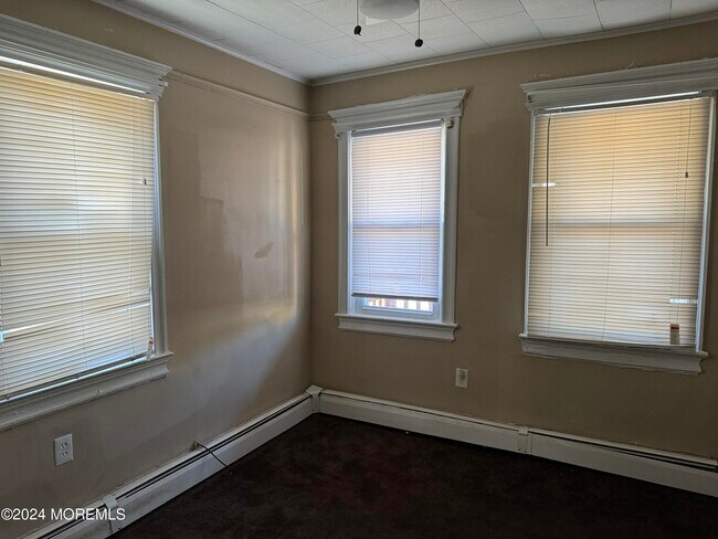 Building Photo - 1508 W Lake Ave