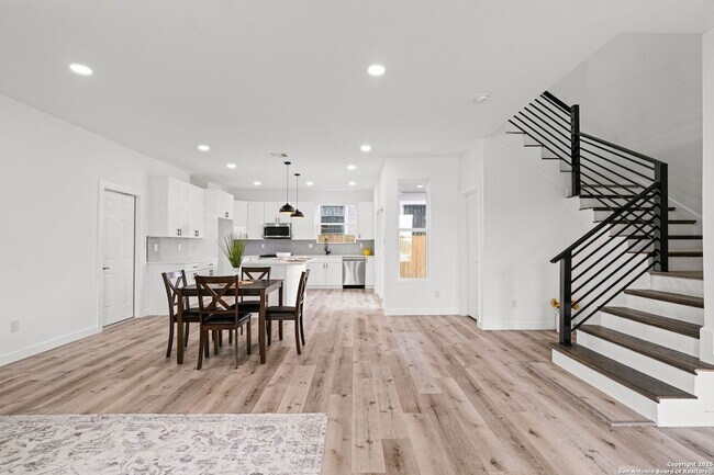 Building Photo - 430 Dreiss St