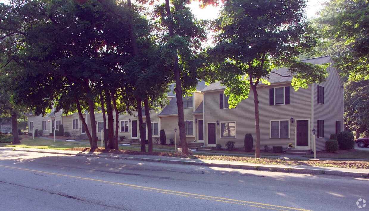 Building Photo - Middle Street Townhouse Apartments