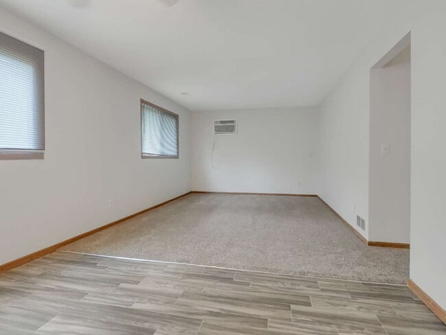 Building Photo - 3 Bedroom Apartment with new flooring and ...