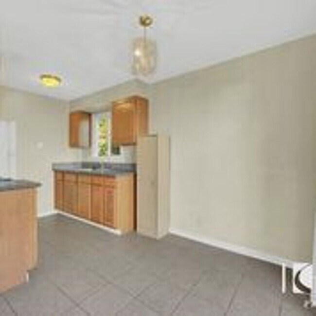 Building Photo - Lower Level duplex