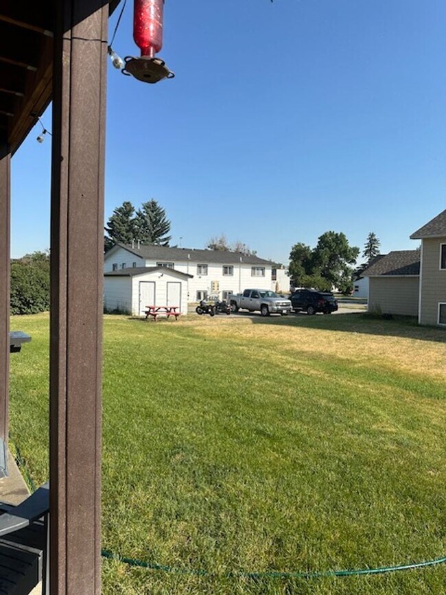 Building Photo - Updated Two Bedroom 1 Bath Apartment for R...