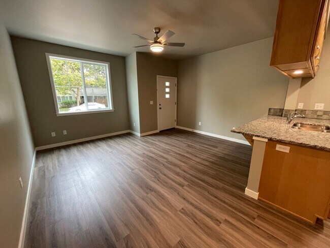 Foto del edificio - NEW 4 Bedroom / 4.5 Bath Duplex. A/C in every bedroom