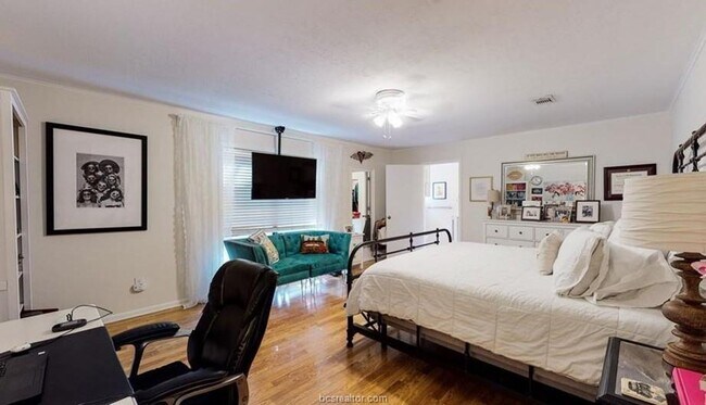 Building Photo - Available Now: 3 bed 2 bath