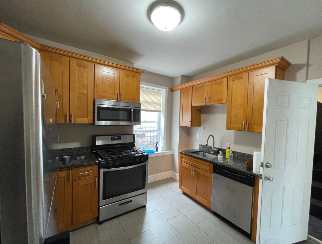 Foto principal - Beautiful 4 Bed Unit Right In East Boston