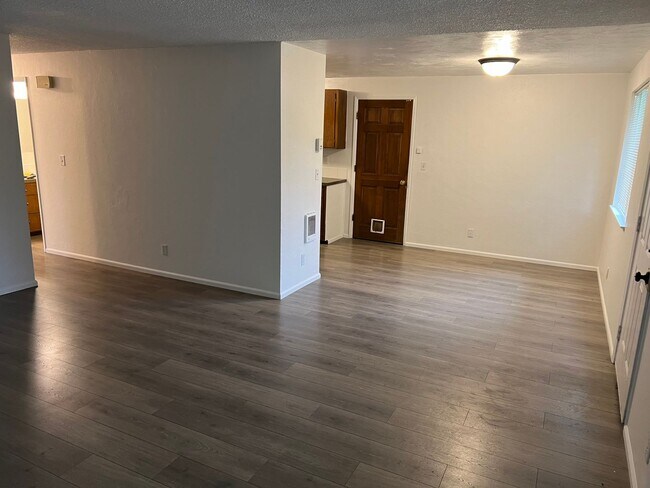 Foto del edificio - Updated 3 bed 1 bath duplex