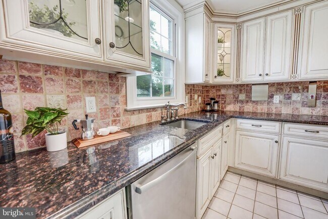 Foto del edificio - 1408 Foxhall Rd NW