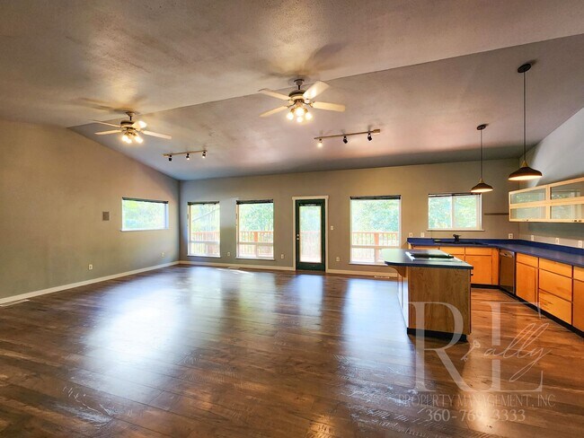 Foto del edificio - Vaulted Ceilings, Unique Designer Kitchen & Expansive Half-Acre Setting with Flexible Living Spaces