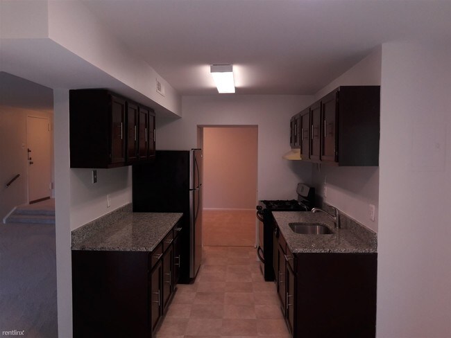 Foto del edificio - 11204 Cherry Hill Rd