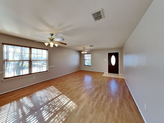 Foto del edificio - Open-Concept Living with Style, Space & Location