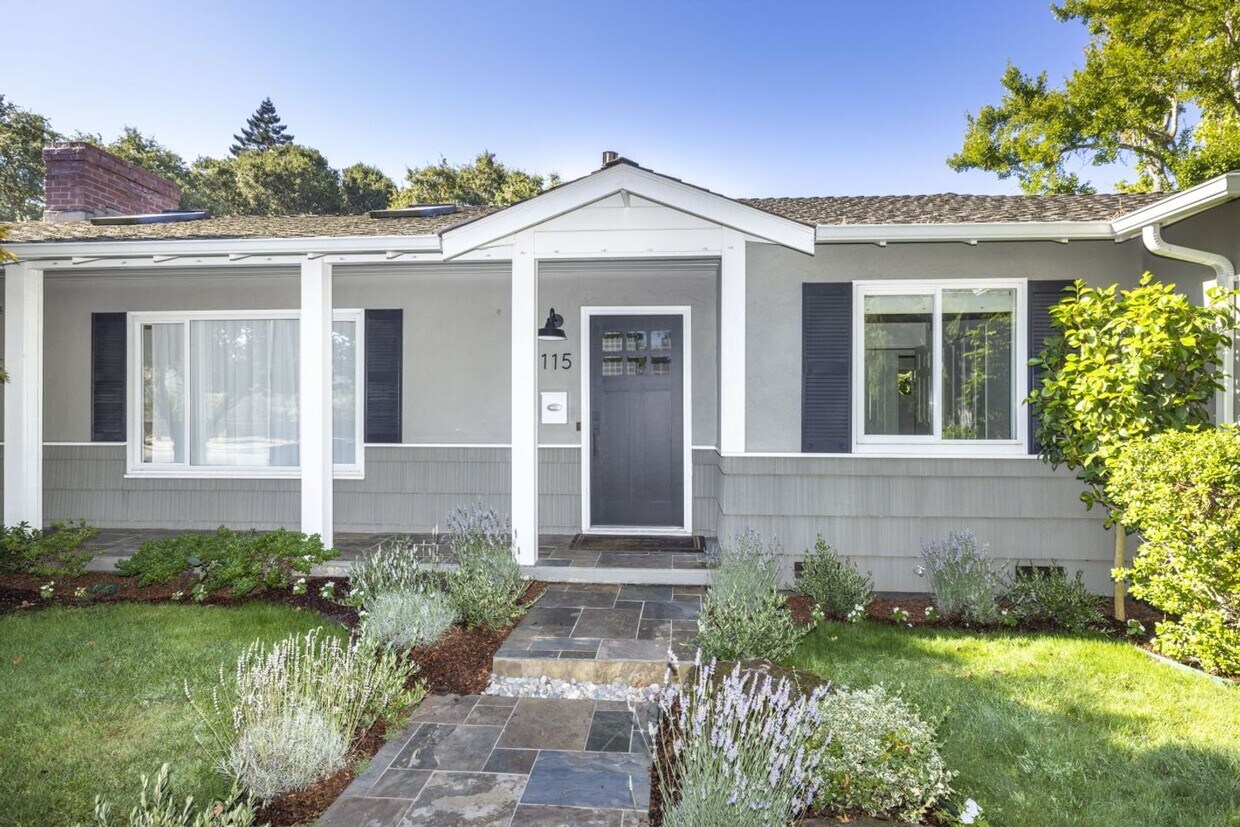 Foto principal - Wonderfully Updated 3 Bed, 2 Bath Home in ...