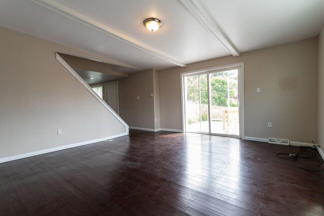 Building Photo - AVAILABLE JUNE - Beautiful, 3 Bed House wi...