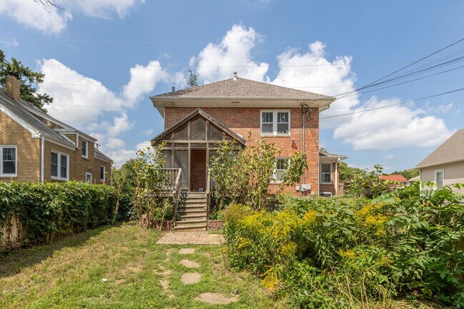 Foto del edificio - Charming 4 Bed, 2 Bath Home Steps from Elmwood Park