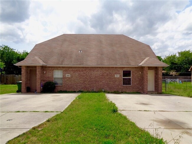 Frente - 404 Kings Way Dr