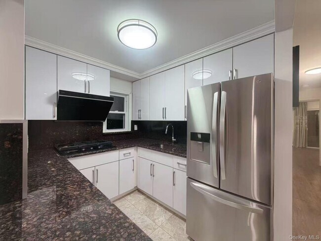 Foto del edificio - 45-36 204th St