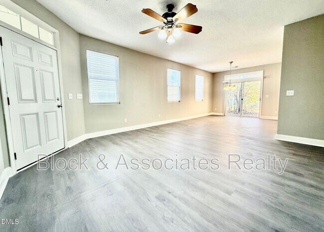 Building Photo - 205 Trayesan Dr