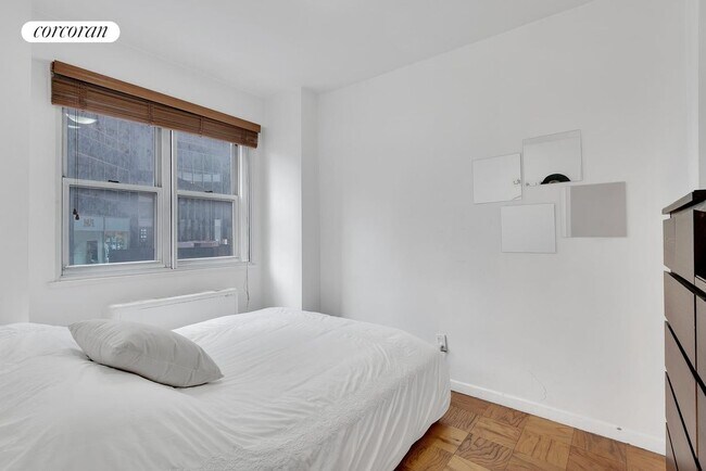 Building Photo - 211 E 53rd St