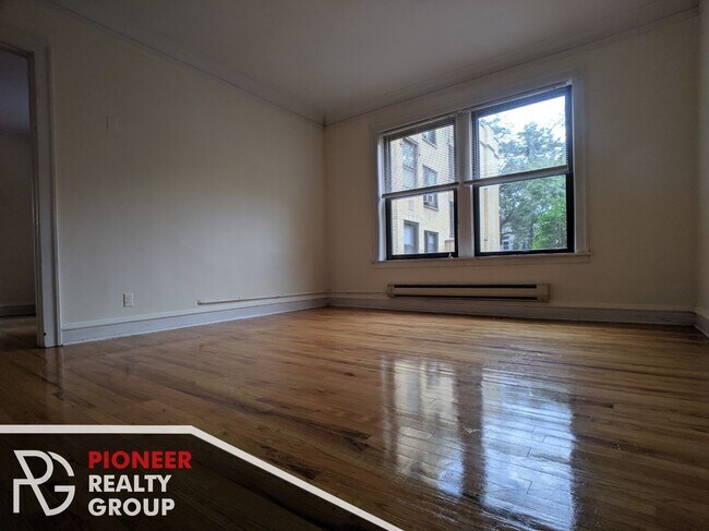 Building Photo - 1121 W Oakdale Ave