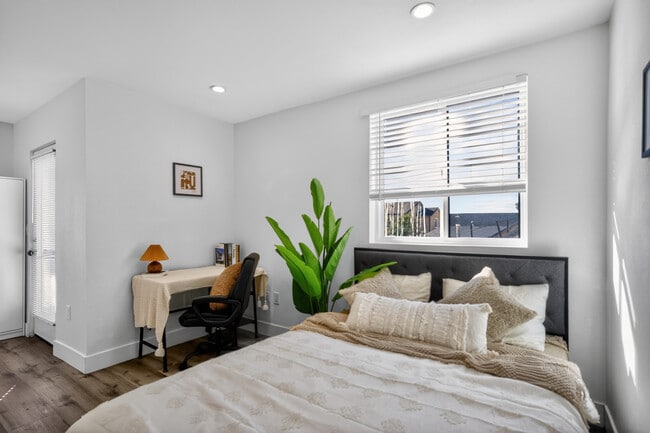 Photo - 1530 W 37th St -- Housing near USC/Ktown Apartments