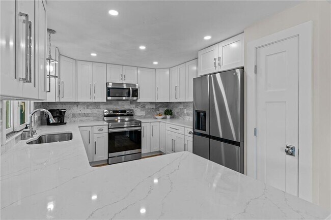 Building Photo - 8 Woodsia Rd