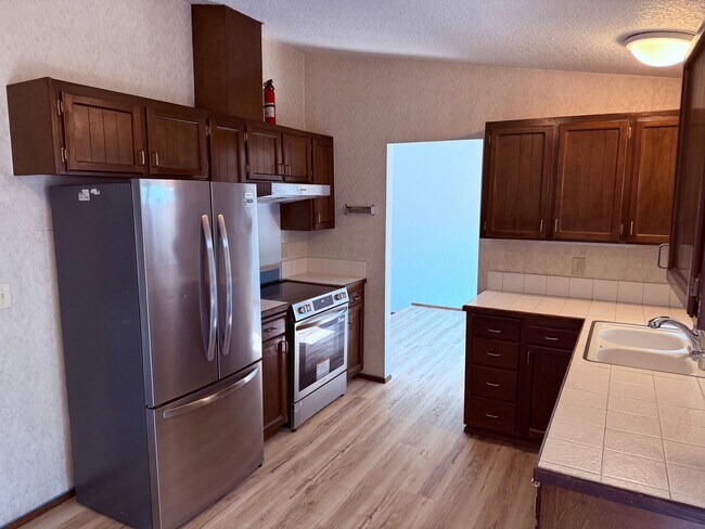 Foto del edificio - Large 3 BR 2.5 Bath Fenced Yard New Carpet...