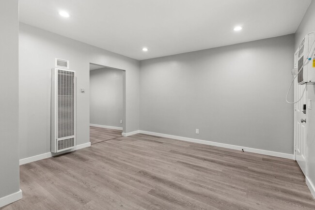Building Photo - 113 S Lillie Ave