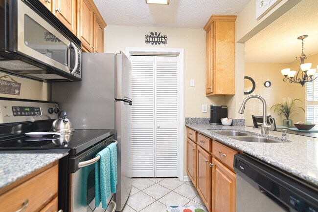 Building Photo - Room in Townhome on Rust Wood Pl